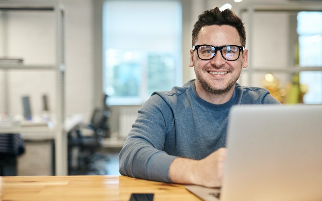 Personnes de taille moyenne dans le bureau d'une agence experte Wix