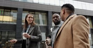 découvrez l'importance et l'impact des femmes dans le networking. apprenez comment elles transforment les relations professionnelles et bâtissent des réseaux solides pour favoriser l'égalité et l'innovation dans le monde du travail.