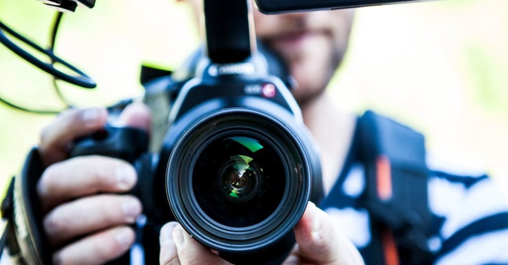 découvrez le monde captivant de youtube, la plateforme de partage de vidéos où créativité et divertissement se rencontrent. explorez des millions de contenus, des tutoriels aux vlogs, en passant par des documentaires et des vidéos musicales, pour satisfaire toutes vos envies.